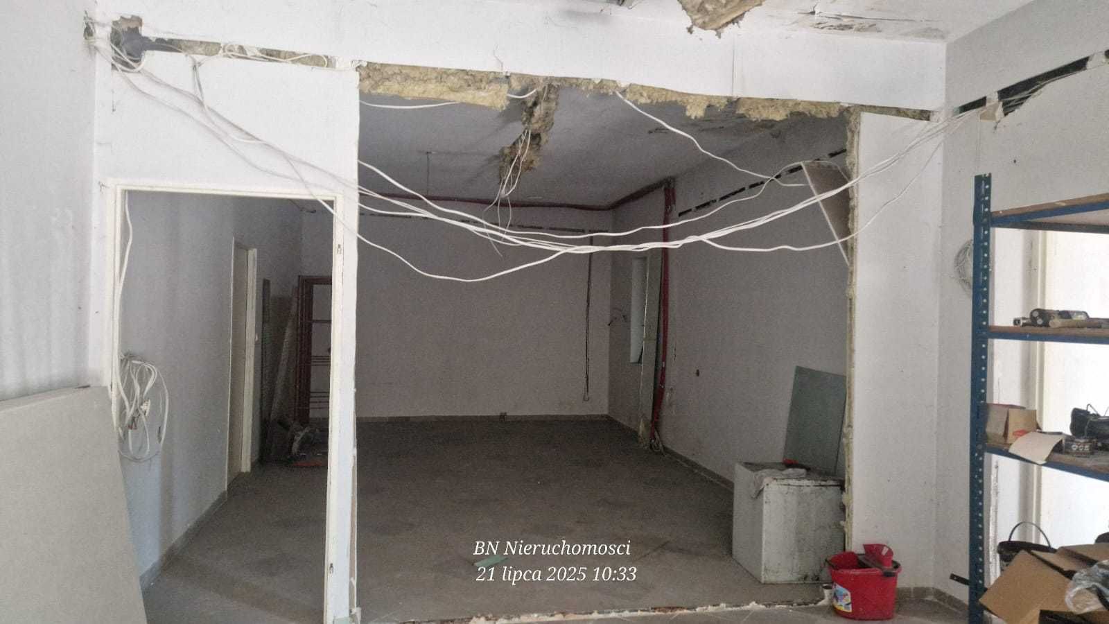 Hala murowana z trzema bramami