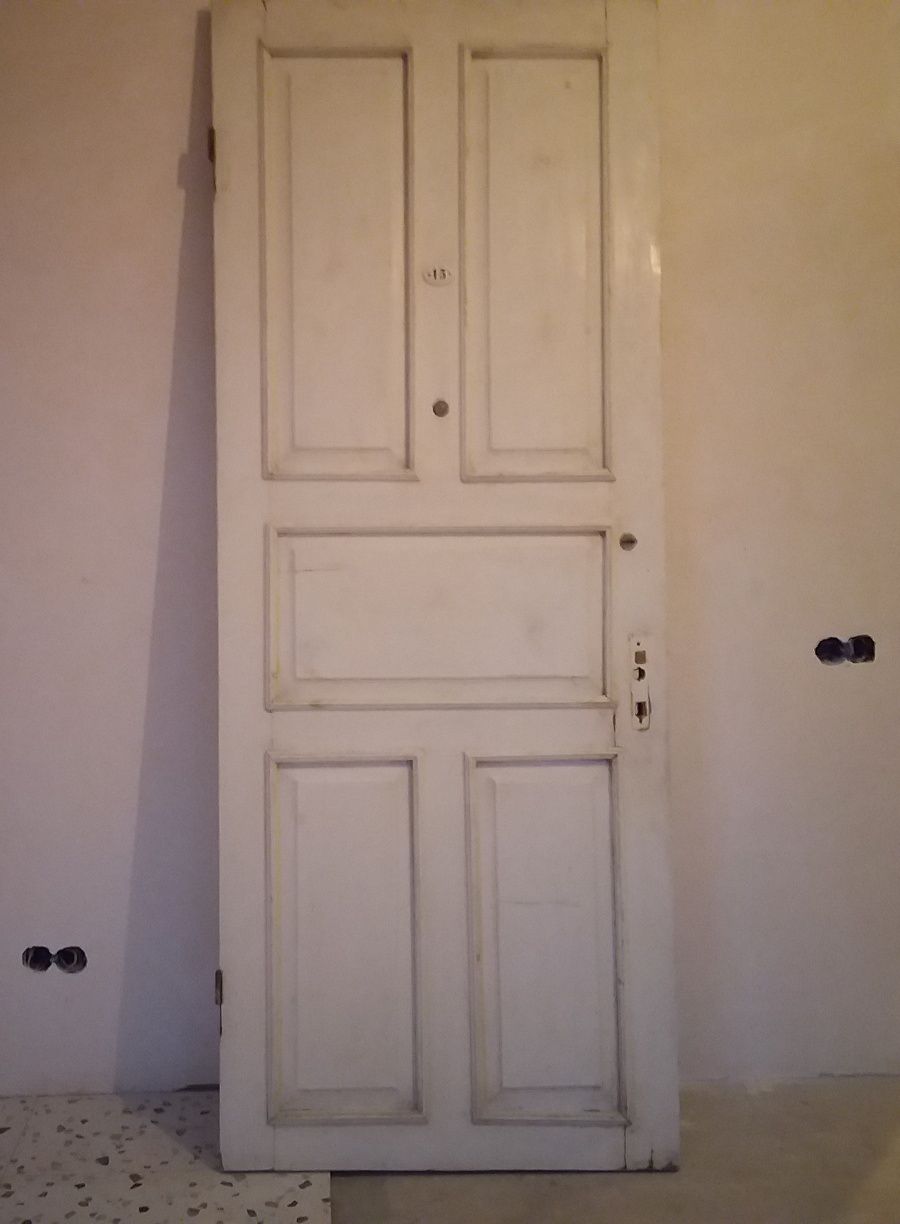 Дверь деревянная входная.