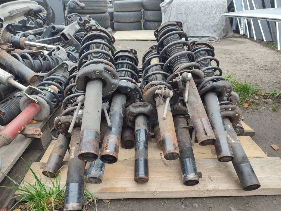 Амортизатор передній Фольксваген Гольф 5 6 Пассат Б6 Б7 Шкода Октавія