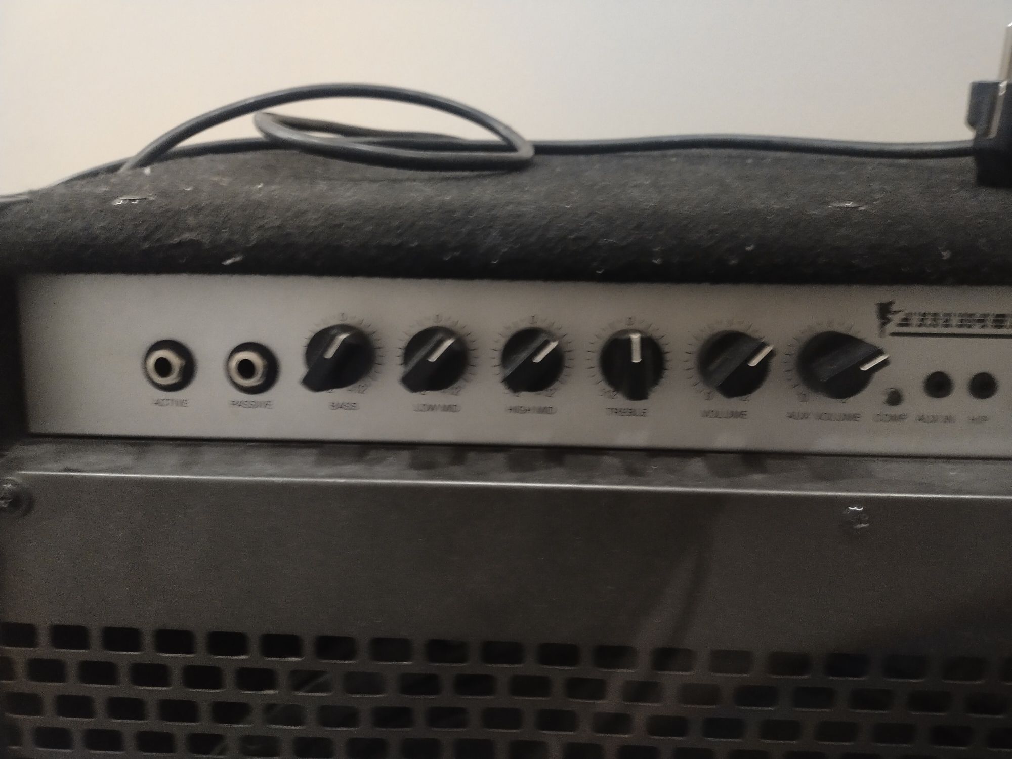 Gitara basowa , piecyk , dwa kable, stojak na gitarę, pokrowiec
