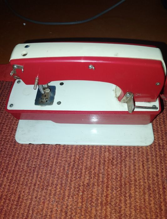 Продам  швейную машинку на запчасти