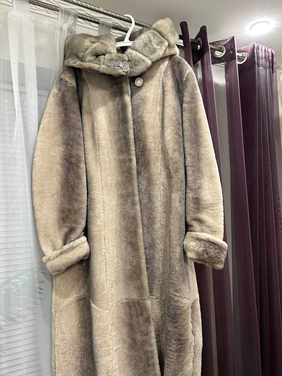 Женская шуба из цигейки с норковым капюшоном