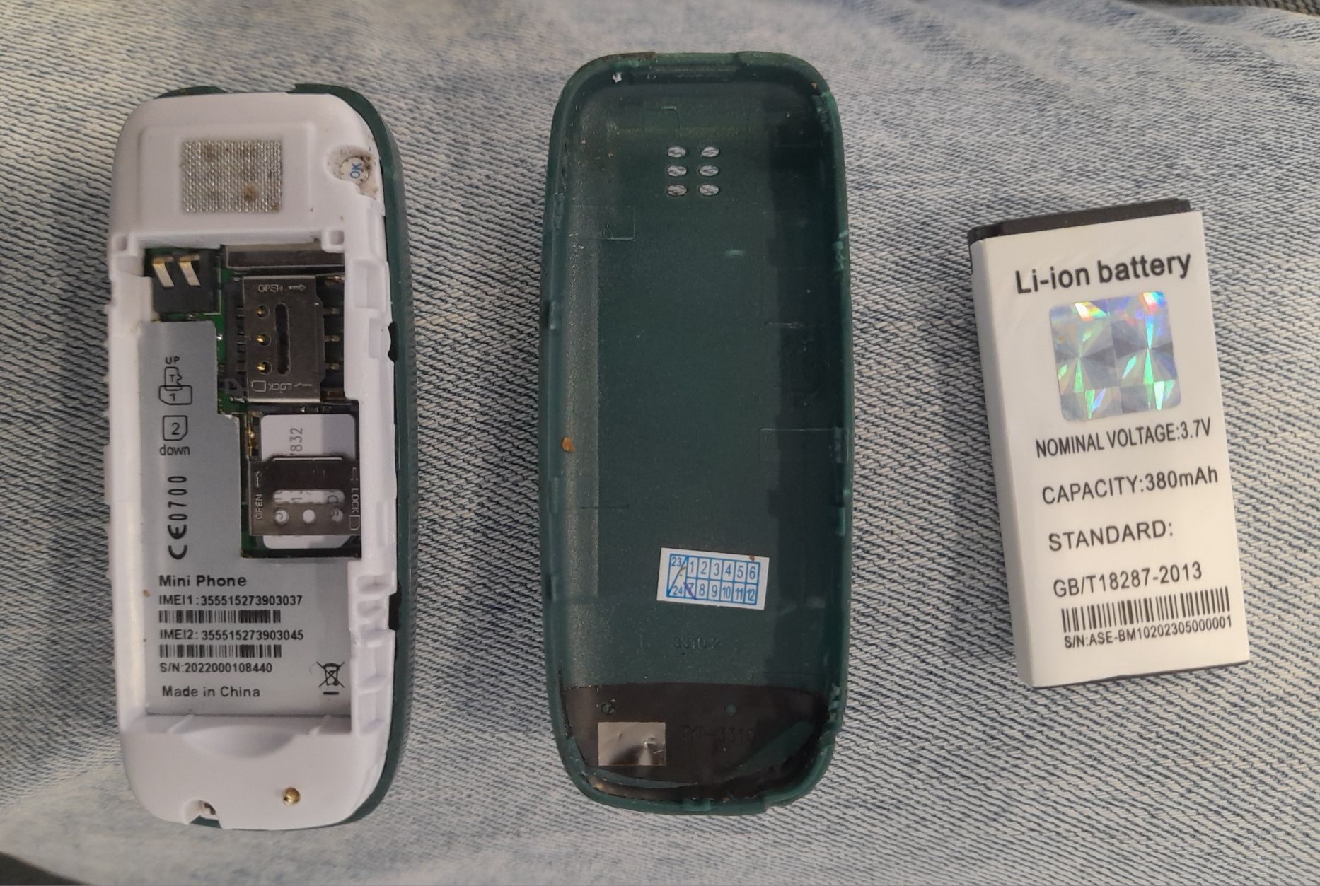 Tenho 2 destes mini telemoveis para venda