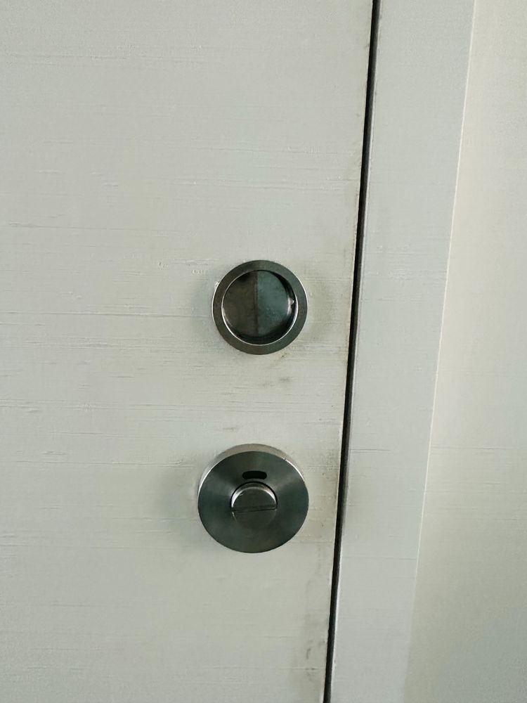Sistema de fixação em aço inox + Porta de correr + Fecho