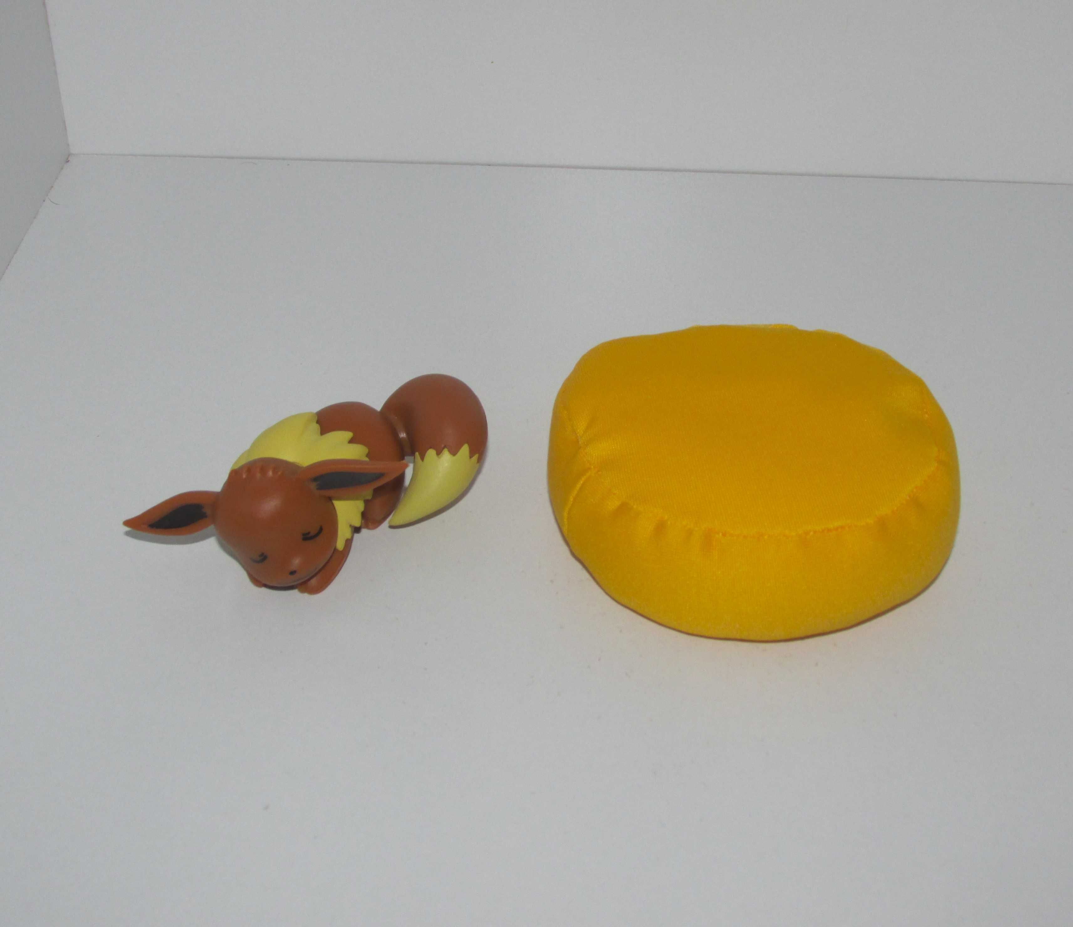 Pokémon Eevee com Almofadinha "Amarelo Mostarda"