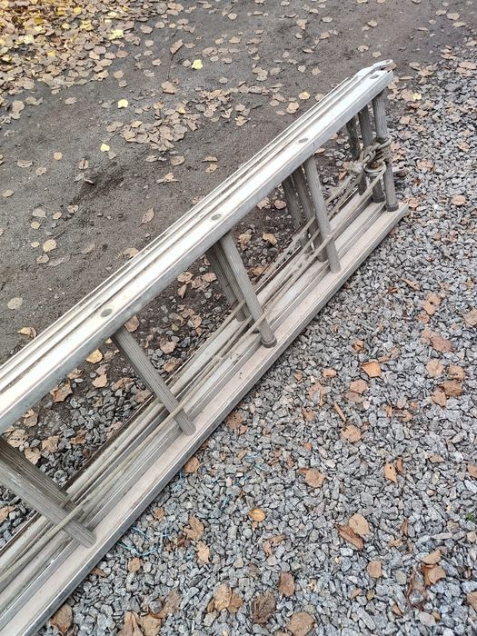 Драбина пожежна (лестница пожарная выдвижная трехсекционная)