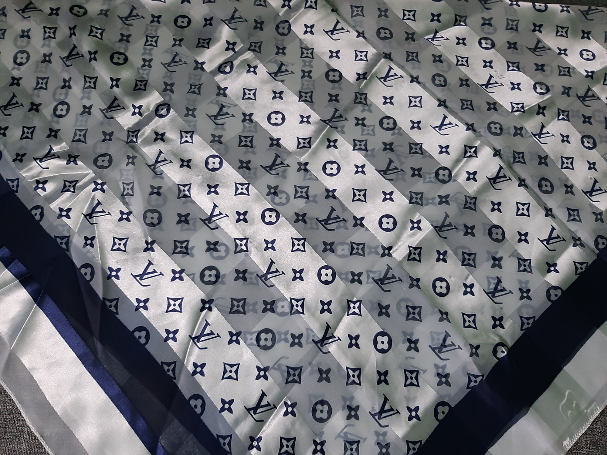 Chusta biało granatowa Louis vuitton