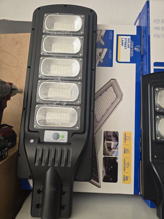 Holofote luz solar com sensor 250 led e comando novo