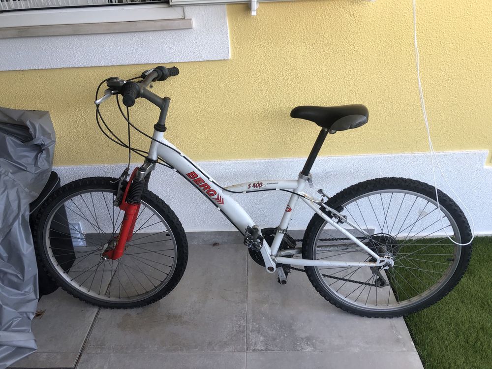 Vendo bicicleta branca  unissexo usada