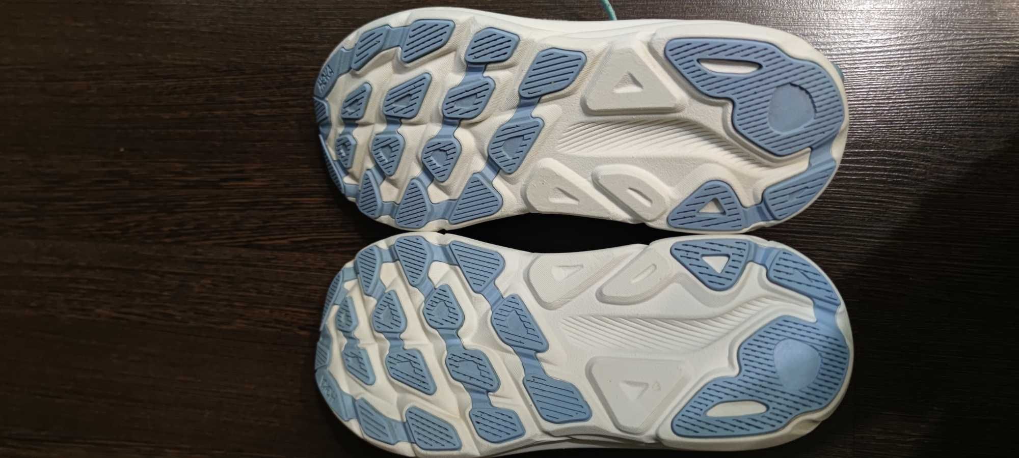 Кросівки Hoka  Clifton 9 Wide.   Р 41 1/3  26см