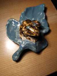 Ozdobna ceramiczna żabka na liściu