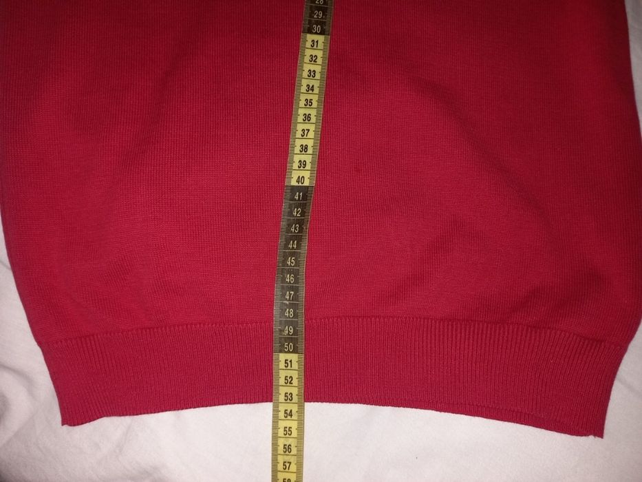 Шкільний светер з v подібним вирізом.