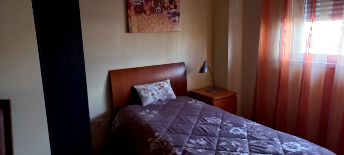Quarto espaçoso e mobilado