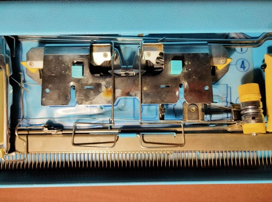 Старая вязальная машинка