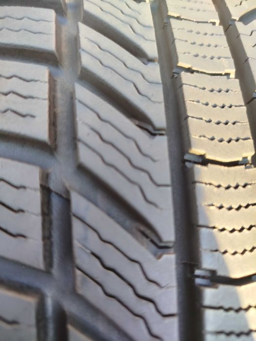 A148# Opony uzywane zimowe 215/65/17" Continental