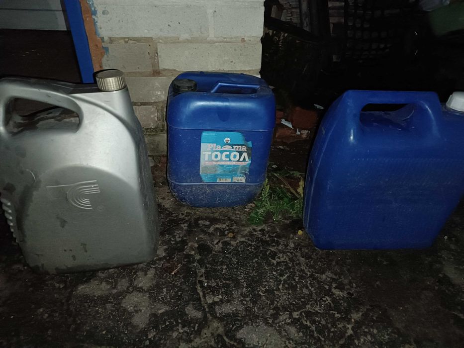 Продам пластиковую емкость на  10 л.