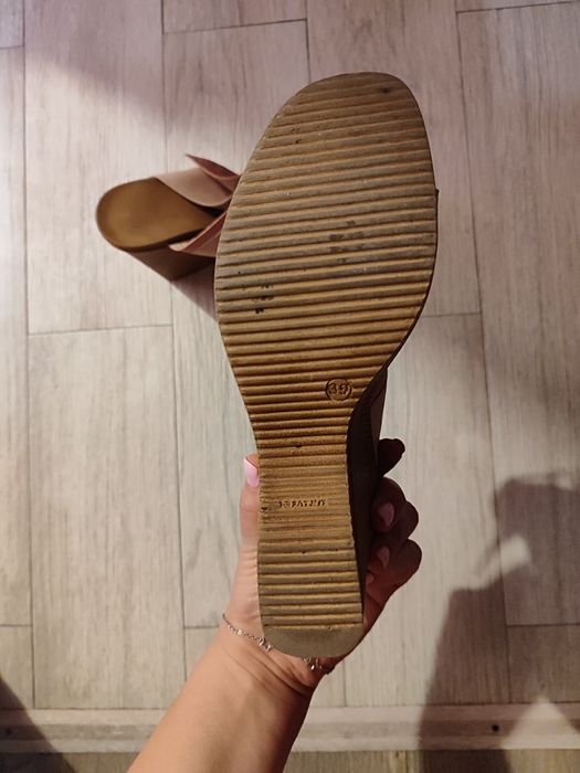 Шкіряні шльопки на танкетці