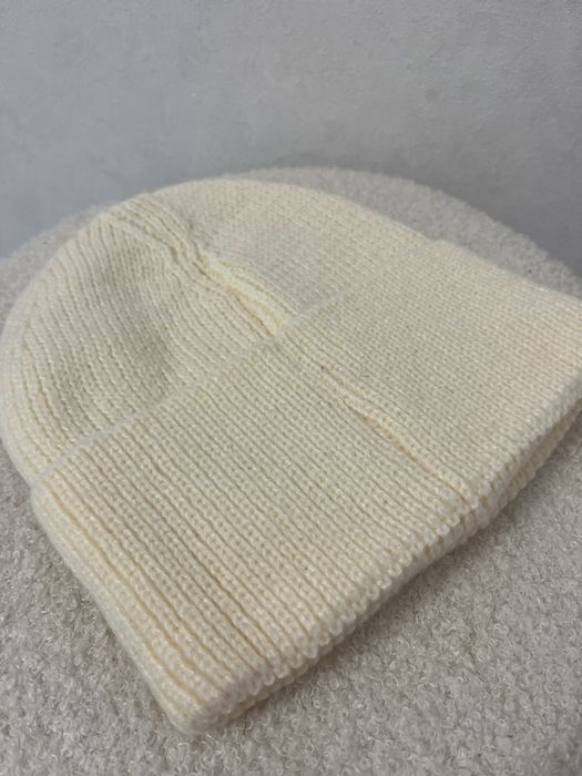 Зимня молочна в'язана шапка з чорними атласними бантами