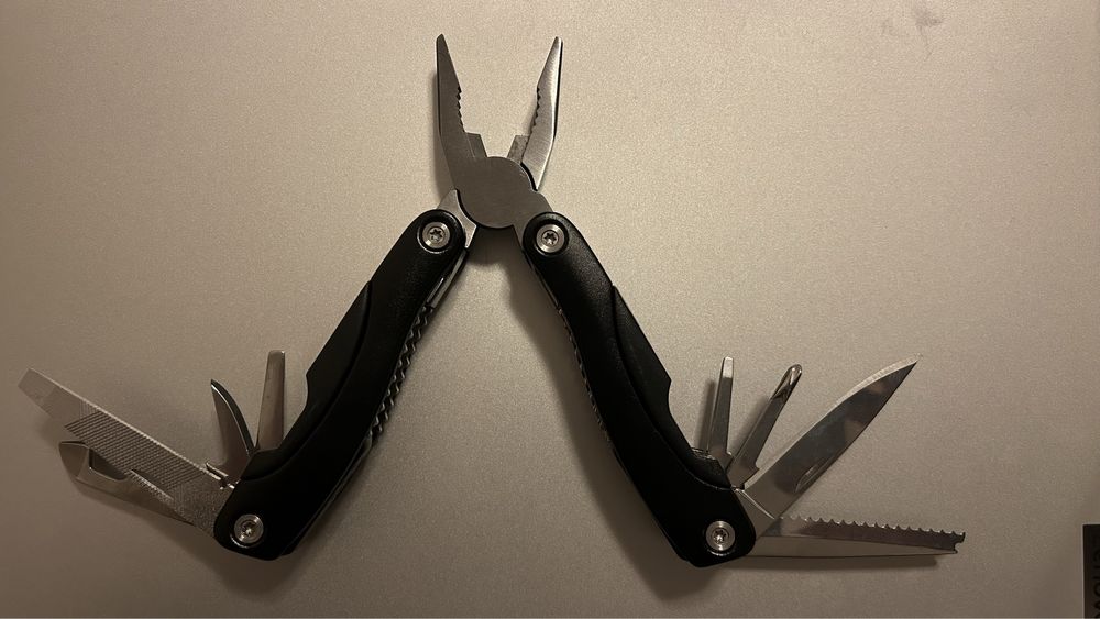 Multitool nowy plus pokrowiec.
