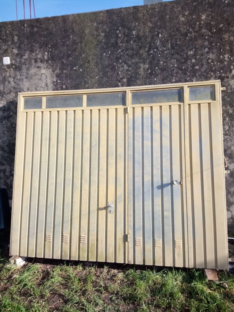 Portão de garagem com porta