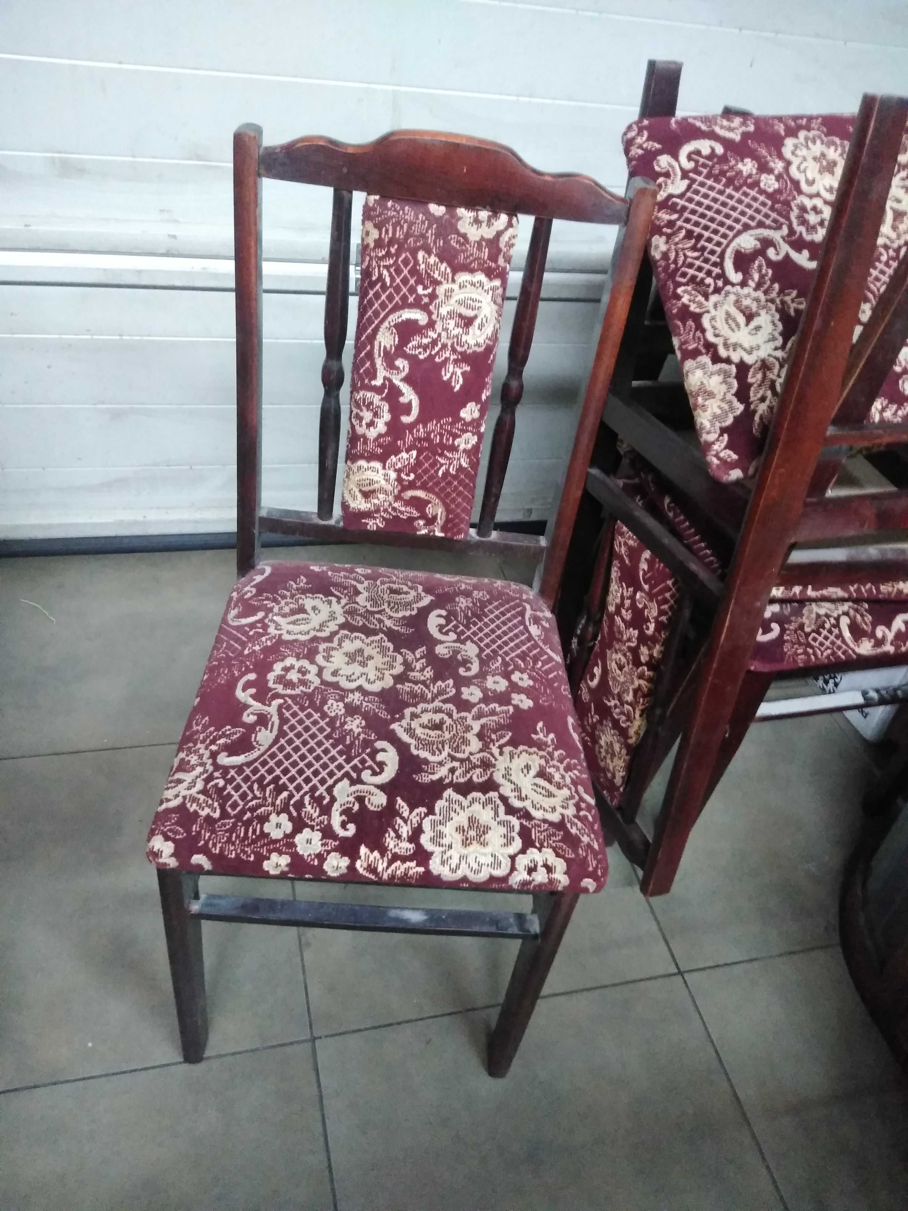 Cztery drewniane wyściełane krzesła lata 7080 wzór dywanowy