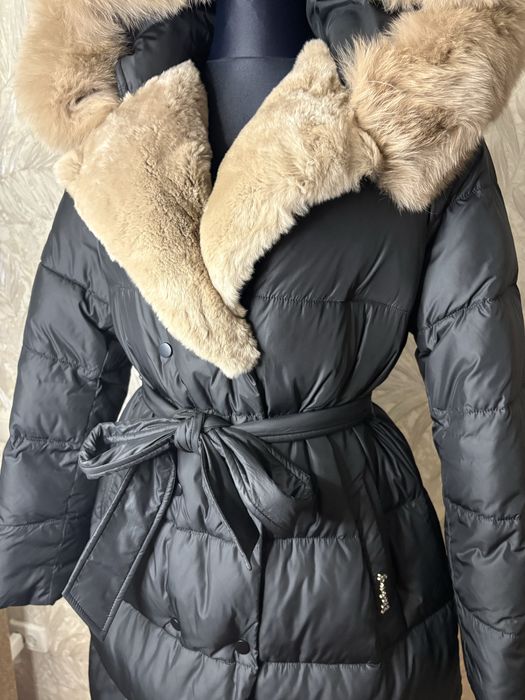 Жіночий зимовий пуховик з натуральним хутром