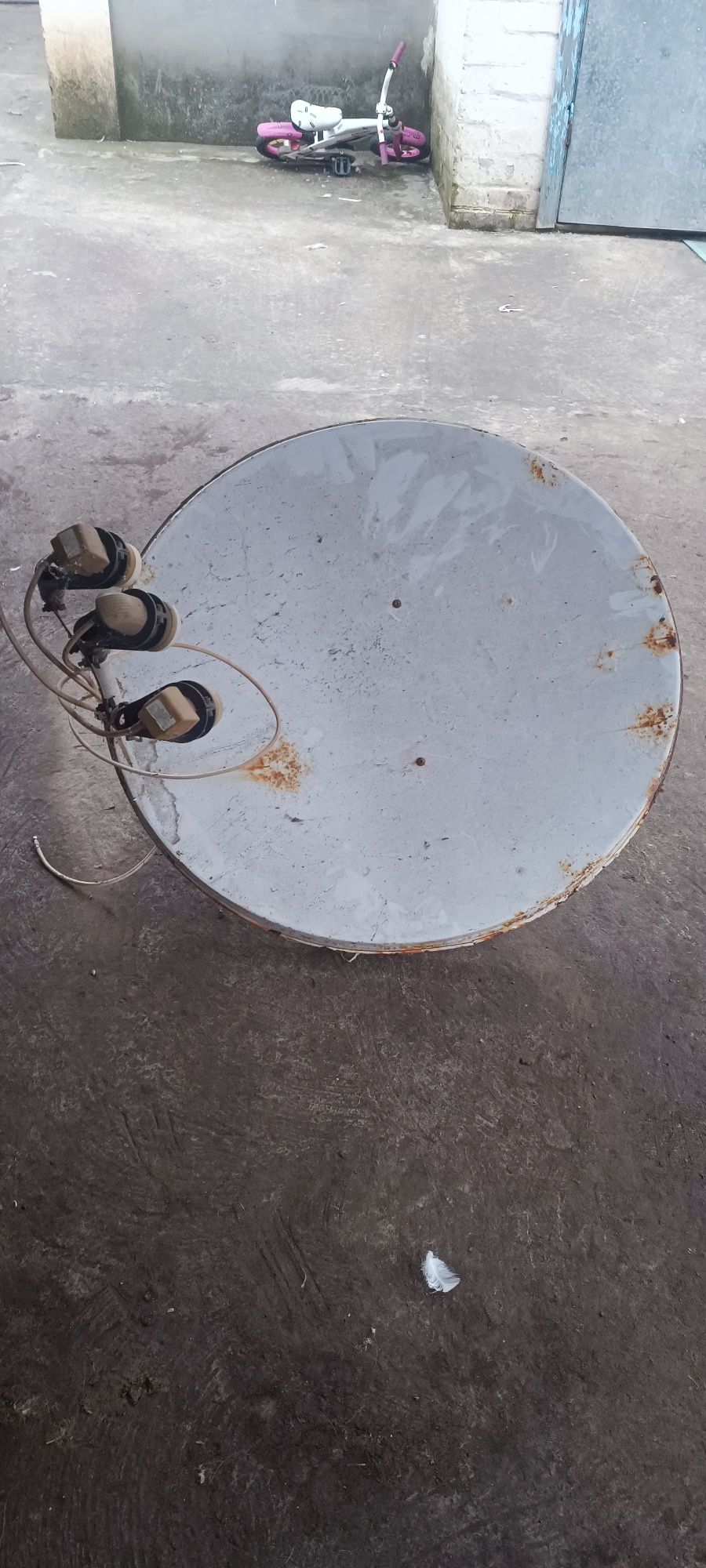 Супутникова антена тарелка.