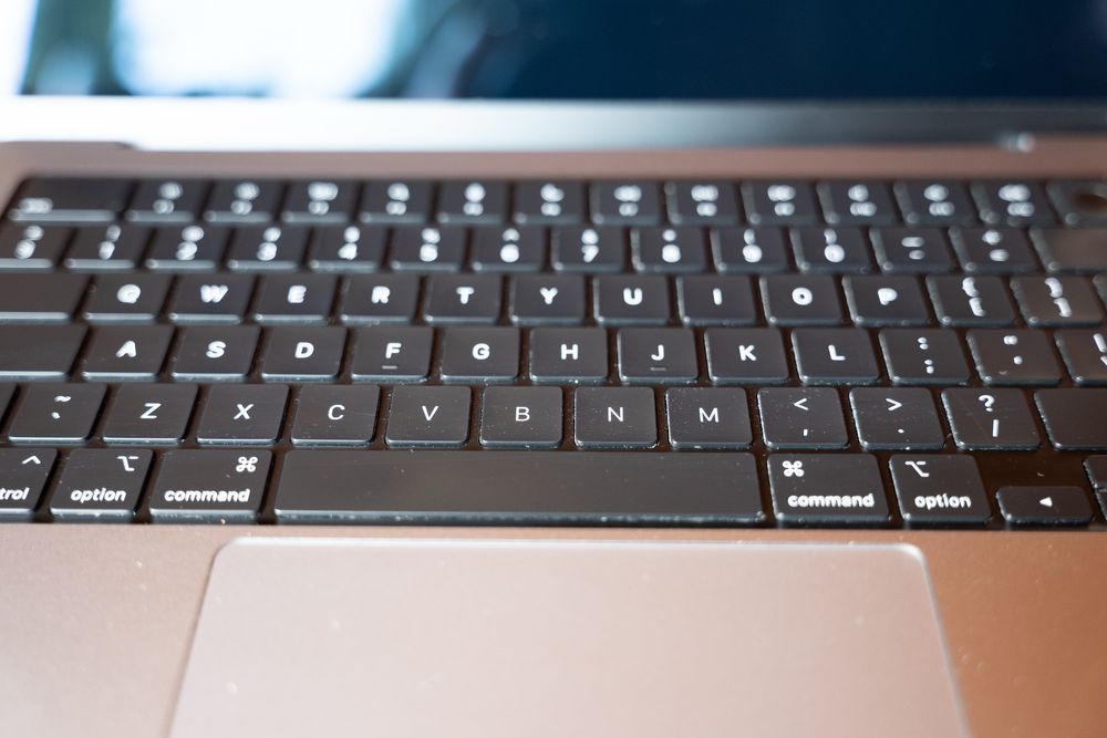 MacBook Pro 14” (A2442)  M1 Pro, 16 GB RAM SSD 512 GB-pęknieta matrca