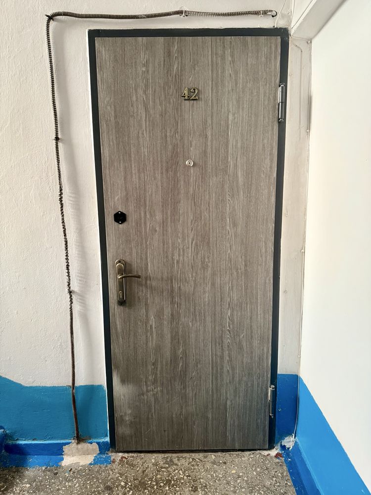 Продам металлическую дверь