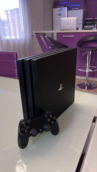 Продам особистий Playstation 4 Pro 1TB стан ідеал