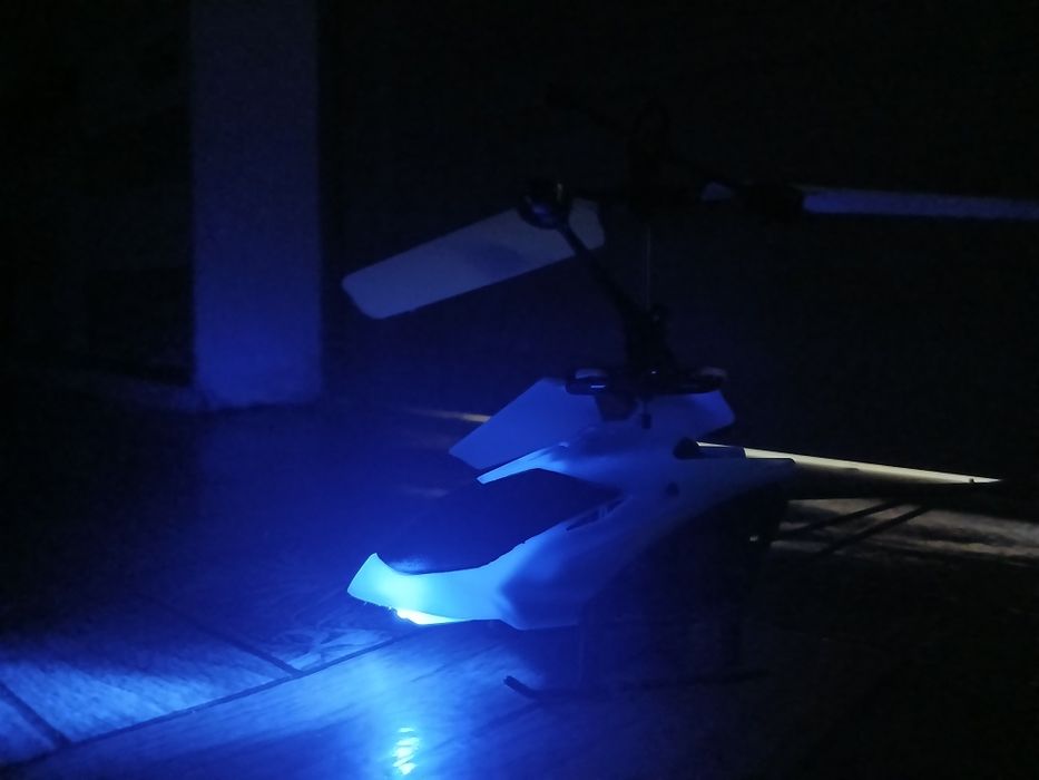 Вертоліт працює від руки