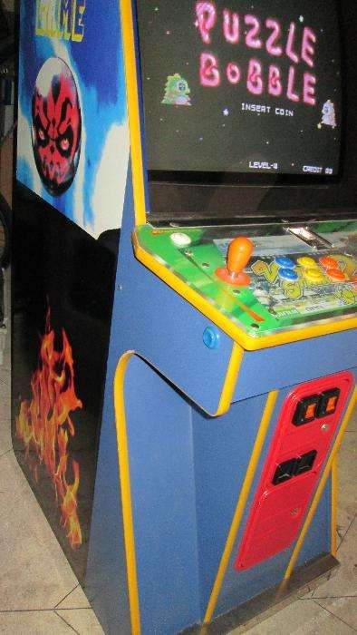 Máquina arcade com 680 jogos originais