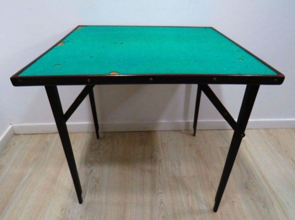 Mesa de jogo com pano verde.