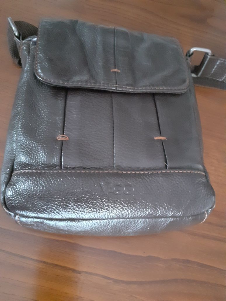 Bolsa tiracolo castanho em pele bom estado.
