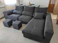 Sofá com chaise longue, almofada e puffs