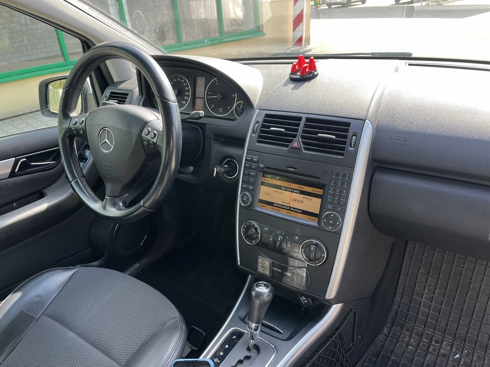 MERCEDES A180 LIFT SERWIS. Automat. Nawigacja. Skora. Bez korozji.