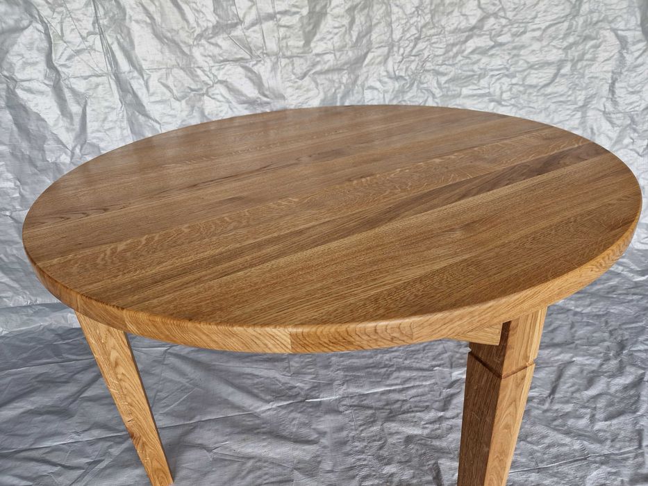 Piękny stół dębowy z litego drewna.