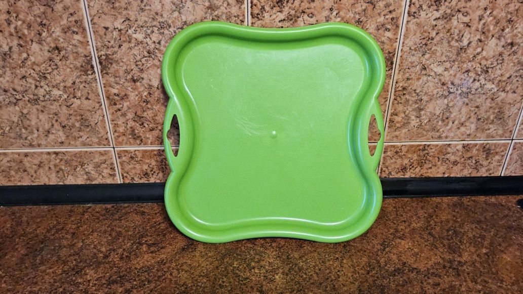 Посуда детская, блендер, поднос из качественного пластика.