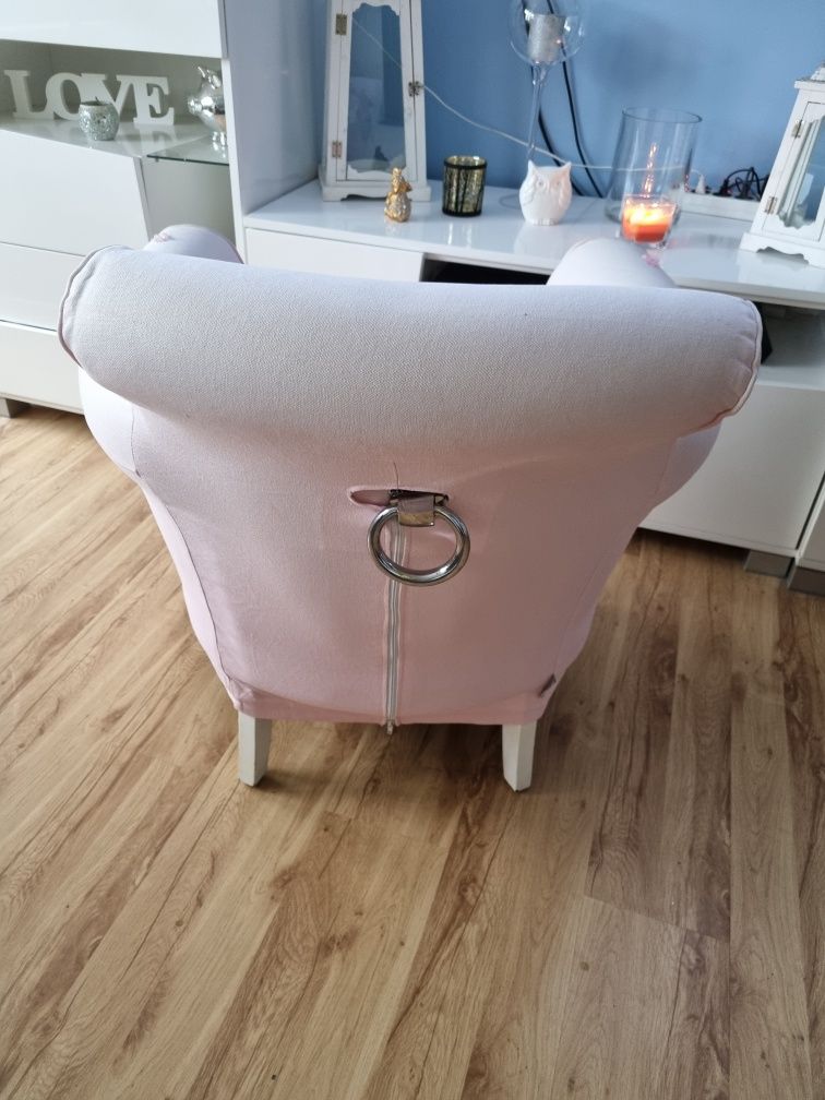 Fotel różowy z kołatką w kolorze srebrnym