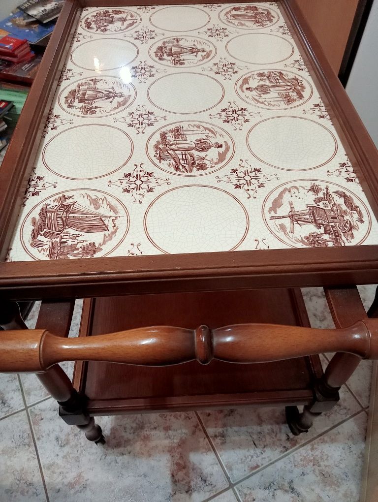 Stolik na kółkach z płytką ceramiczną