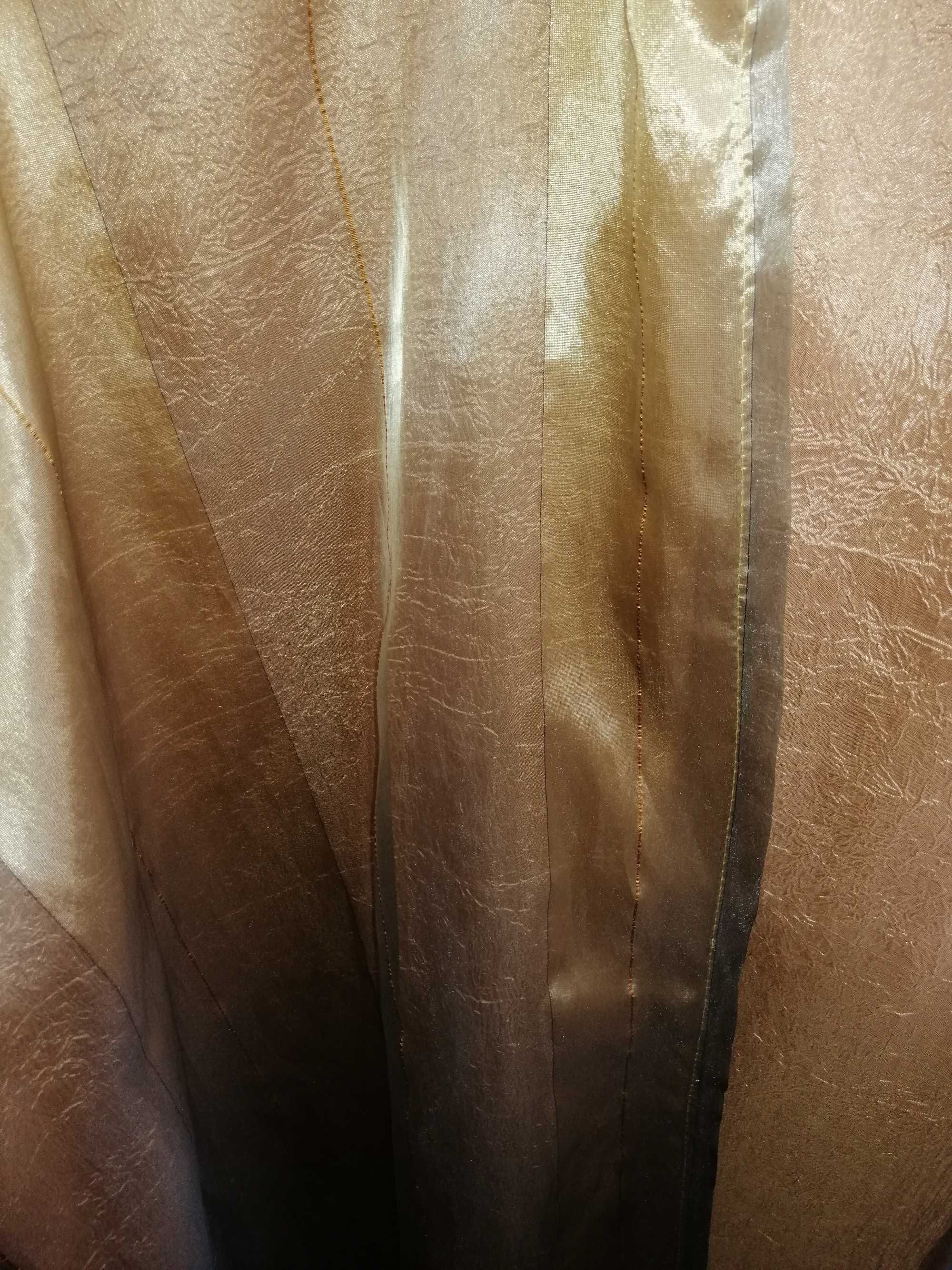 Cortinado organza com ilhós e varão de madeira