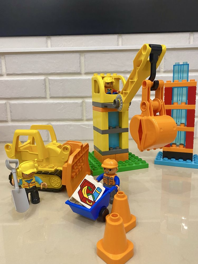 Lego Duplo 10525 (ферма), 10813,  (буд майданчик), поліція, гонщик