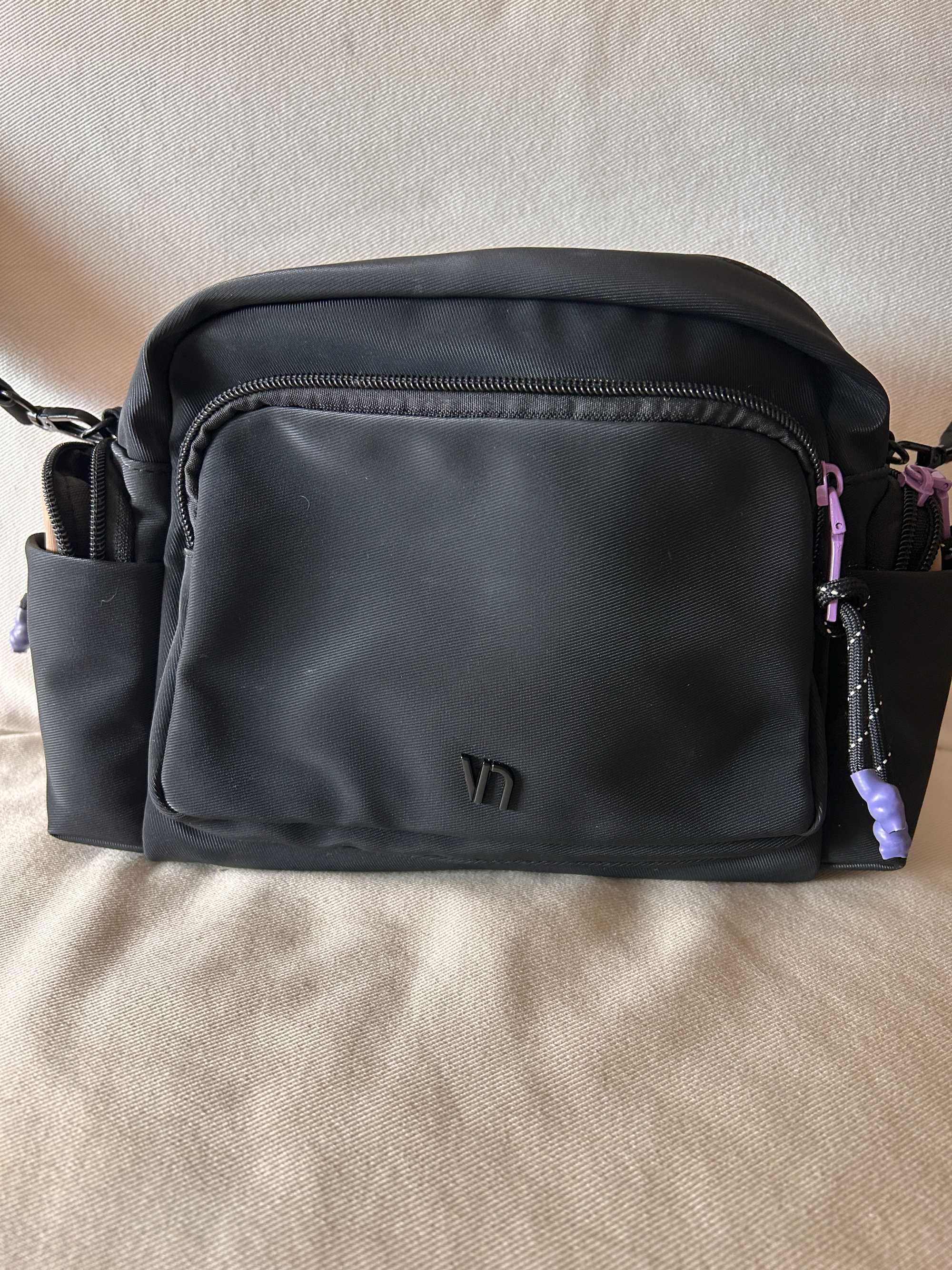Mala preta com diversas bolsas