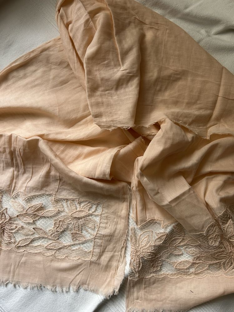 Elegancki zwiewny szal oversize z haftami