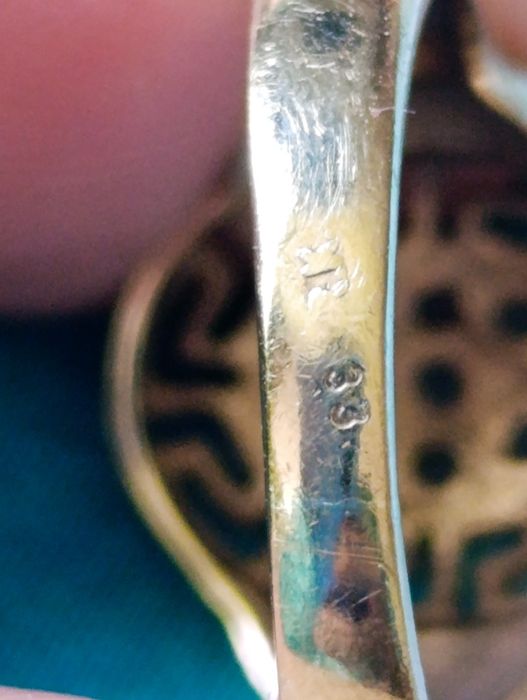 Pierścionek ze złota z cyrkoniami, wzór grecki