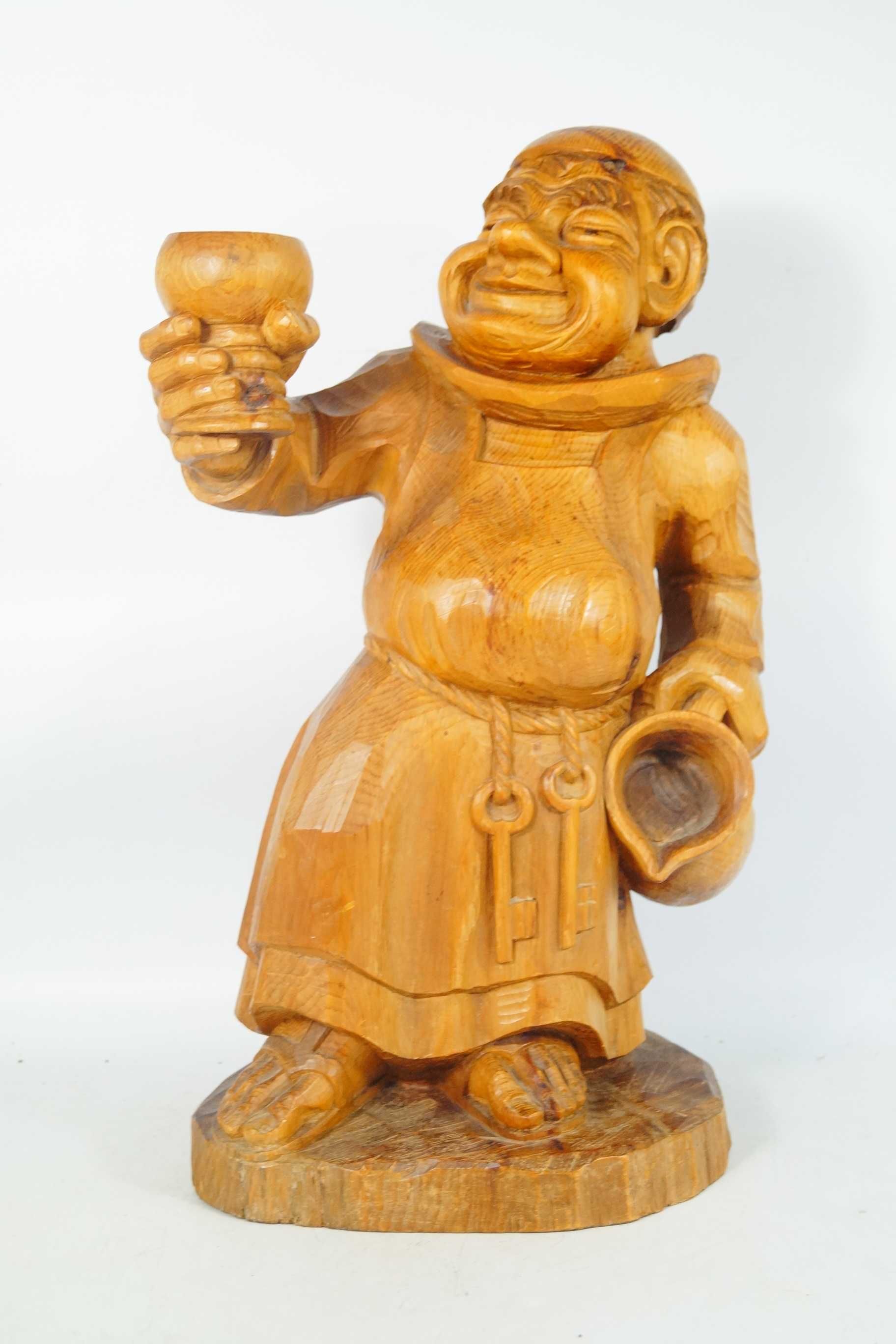 Mnich z kielichem duża rzeźba drewniana