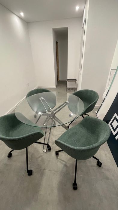 2 Cadeiras Estofadas giratorias c/ rodas (Mesa disponivel)