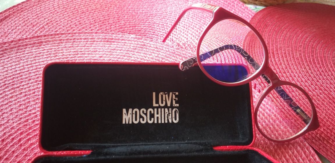 Òculos/ armação marca Moschino.