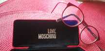 Òculos/ armação marca Moschino.