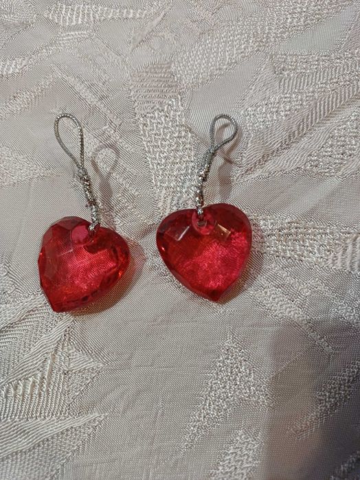 Червоний пластиковий кристал